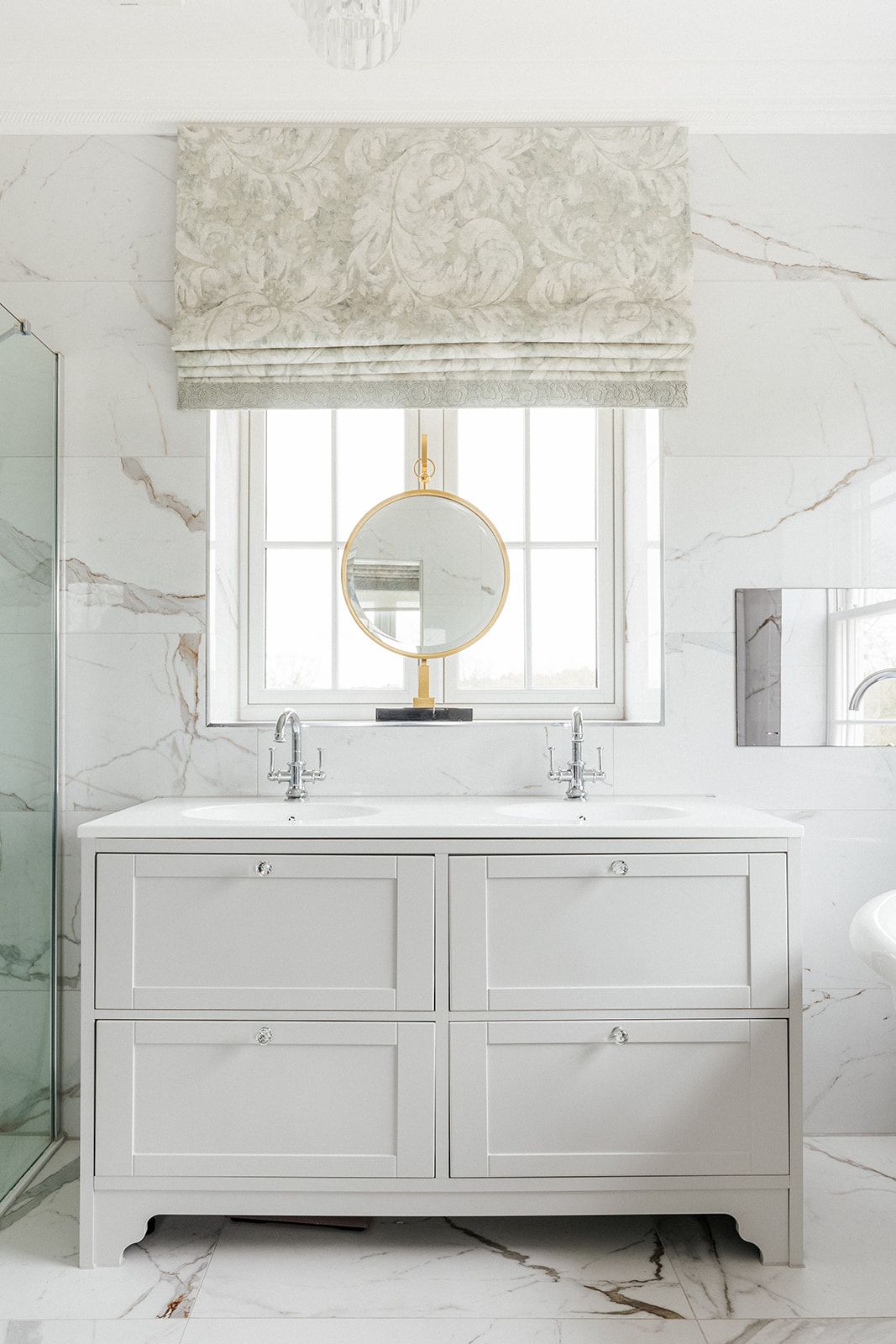 Marble en-suite bathroom with double vanity